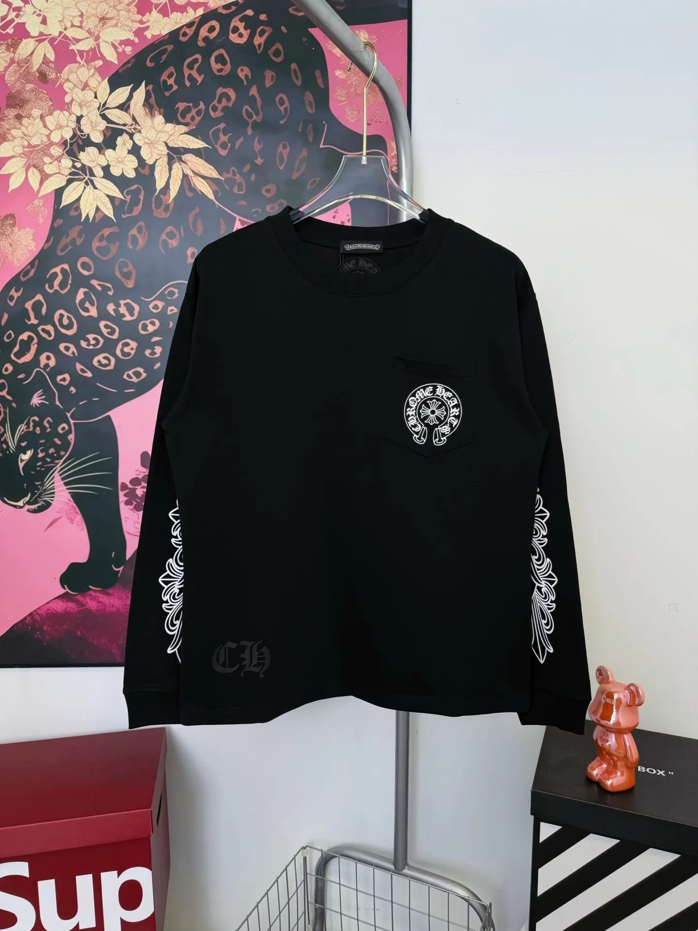 P190 ChromeHearts Miami limited-edition horseshoe long-sleeve, the same style as ChromeHearts counters. Made of 280g pure cotton fabric, 32 count double yarn. Very textured on the handle. Three-dimensional and atmospheric. Versatile and easy to wear in autumn. Simple and elegant. Adopts os version. The upper body effect is great. Suitable for all body types. Soft and comfortable. CH letter offset printing on the front ➕ Horseshoe Sanskrit offset printing on the back. Small markings on the hem. Machine washable. Does not fade or deform. Complete accessories. Original mold opening. Perfectly restored zp 2:1, same style for men and women, versatile and easy to match, size s m l xl color black